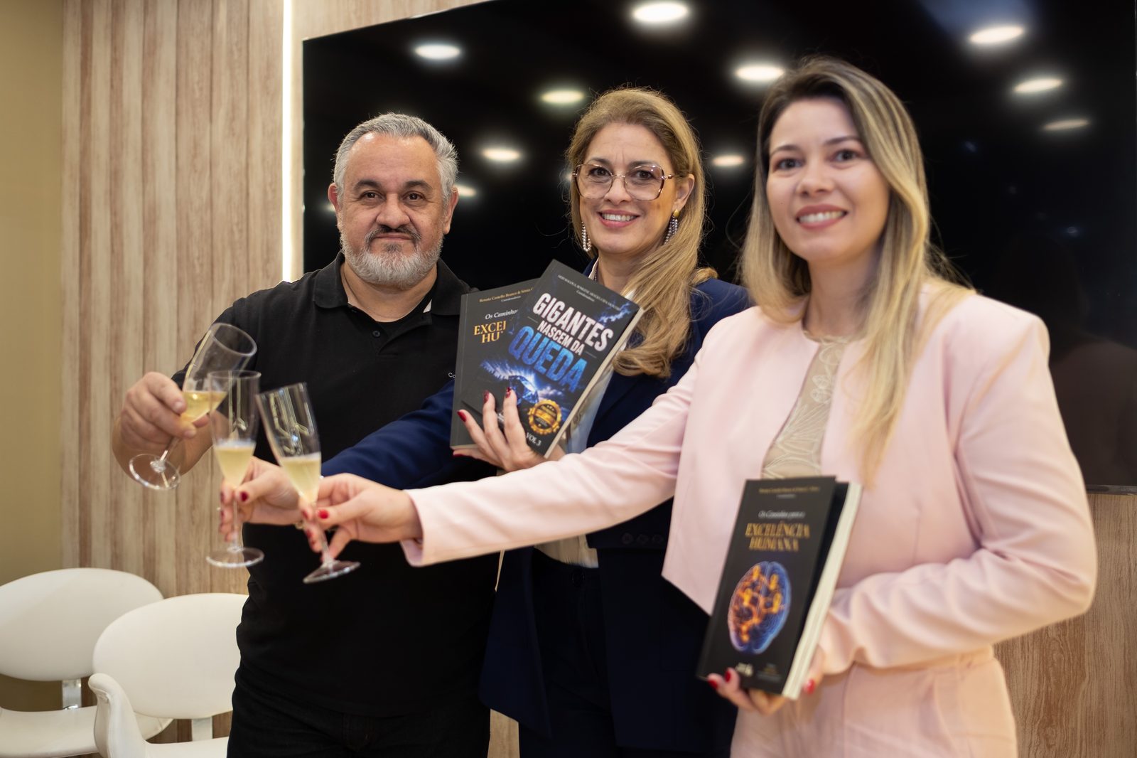 Autores com seu livro na Bienal