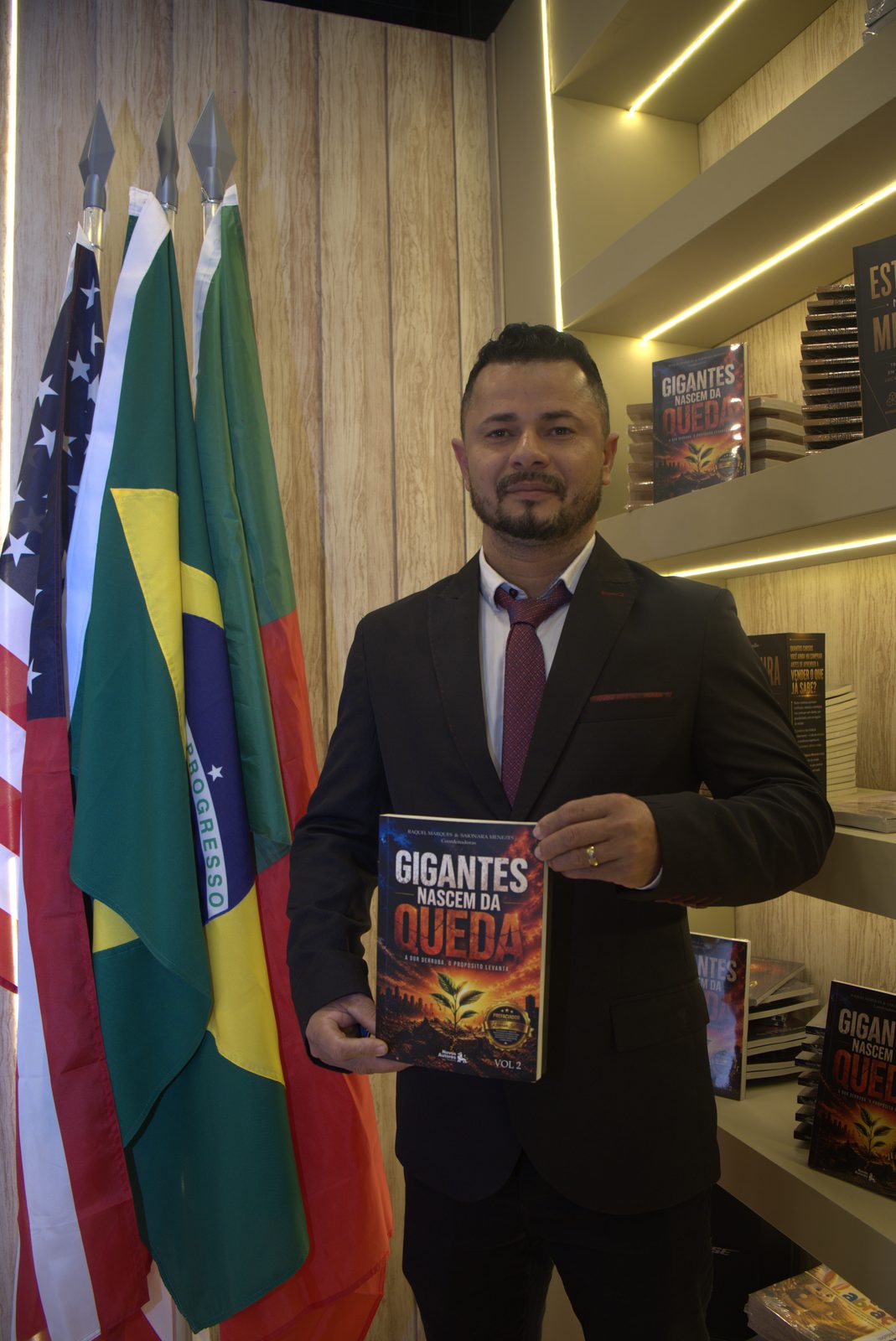 Autor com seu livro na Bienal
