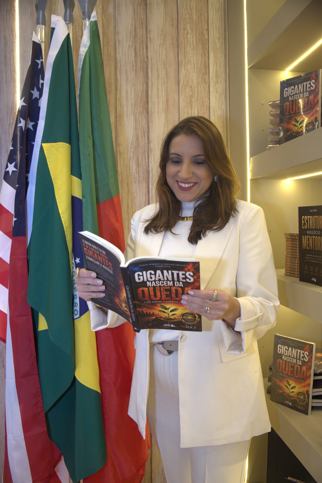 Autora com seu livro na Bienal