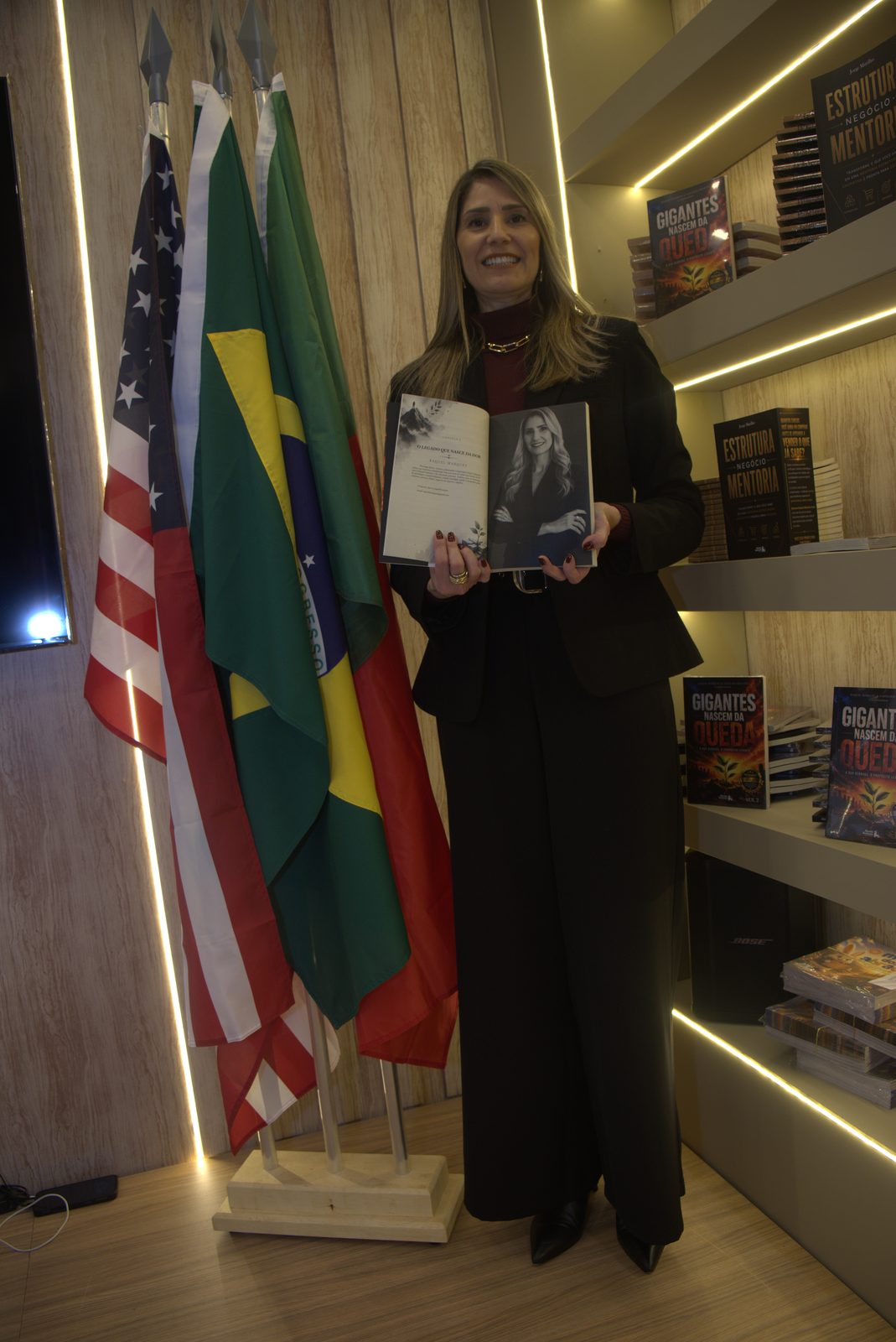 Autora com seu livro na Bienal