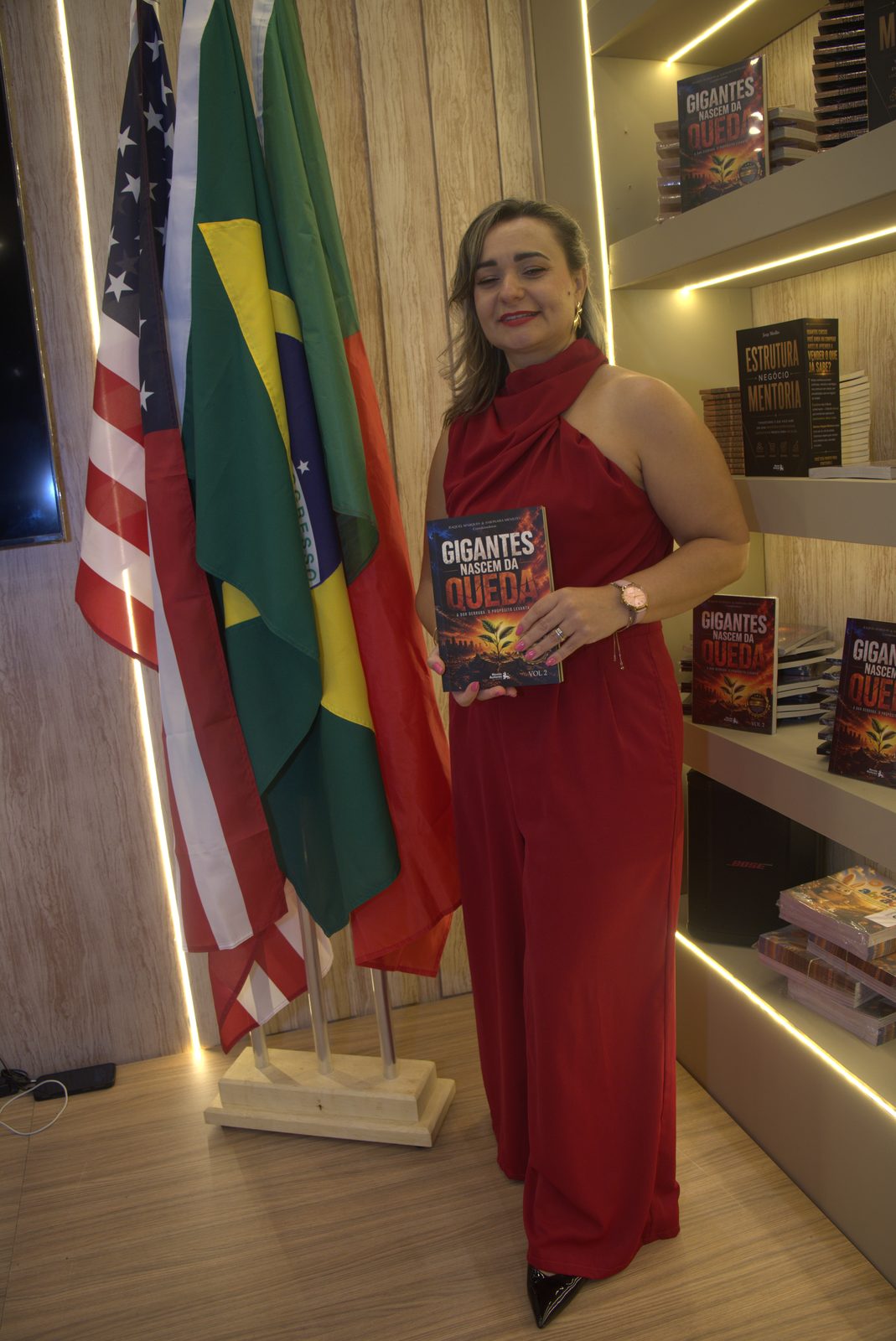 Autora com seu livro na Bienal