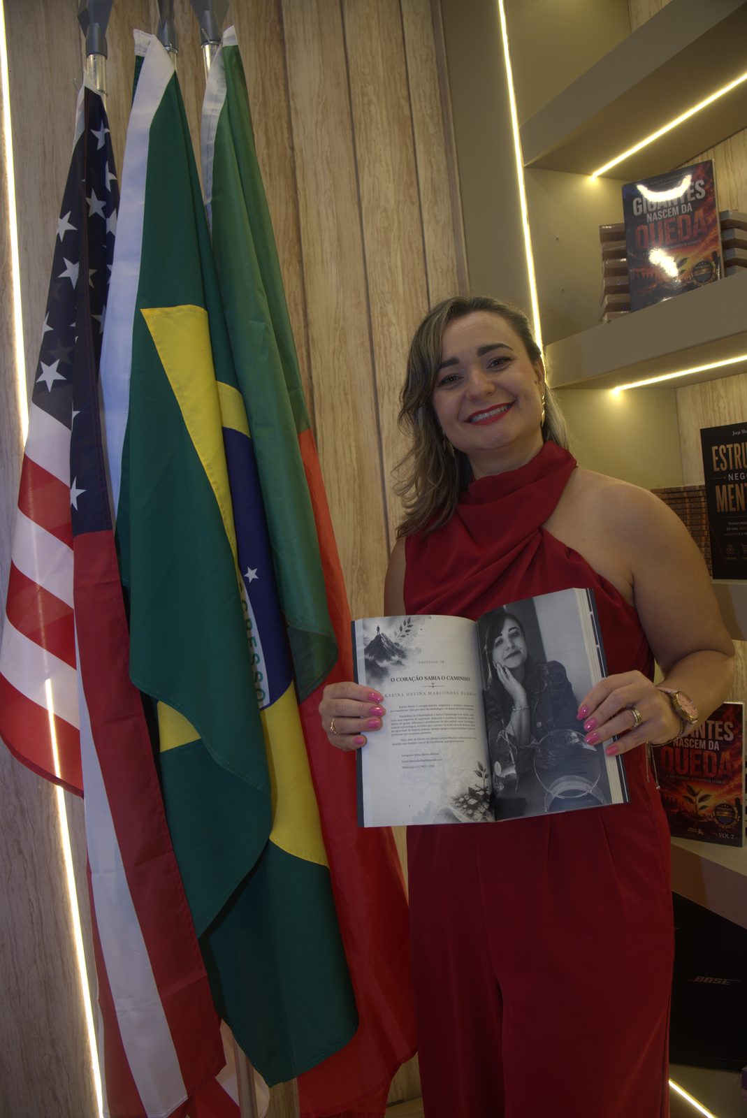 Autora com seu livro na Bienal