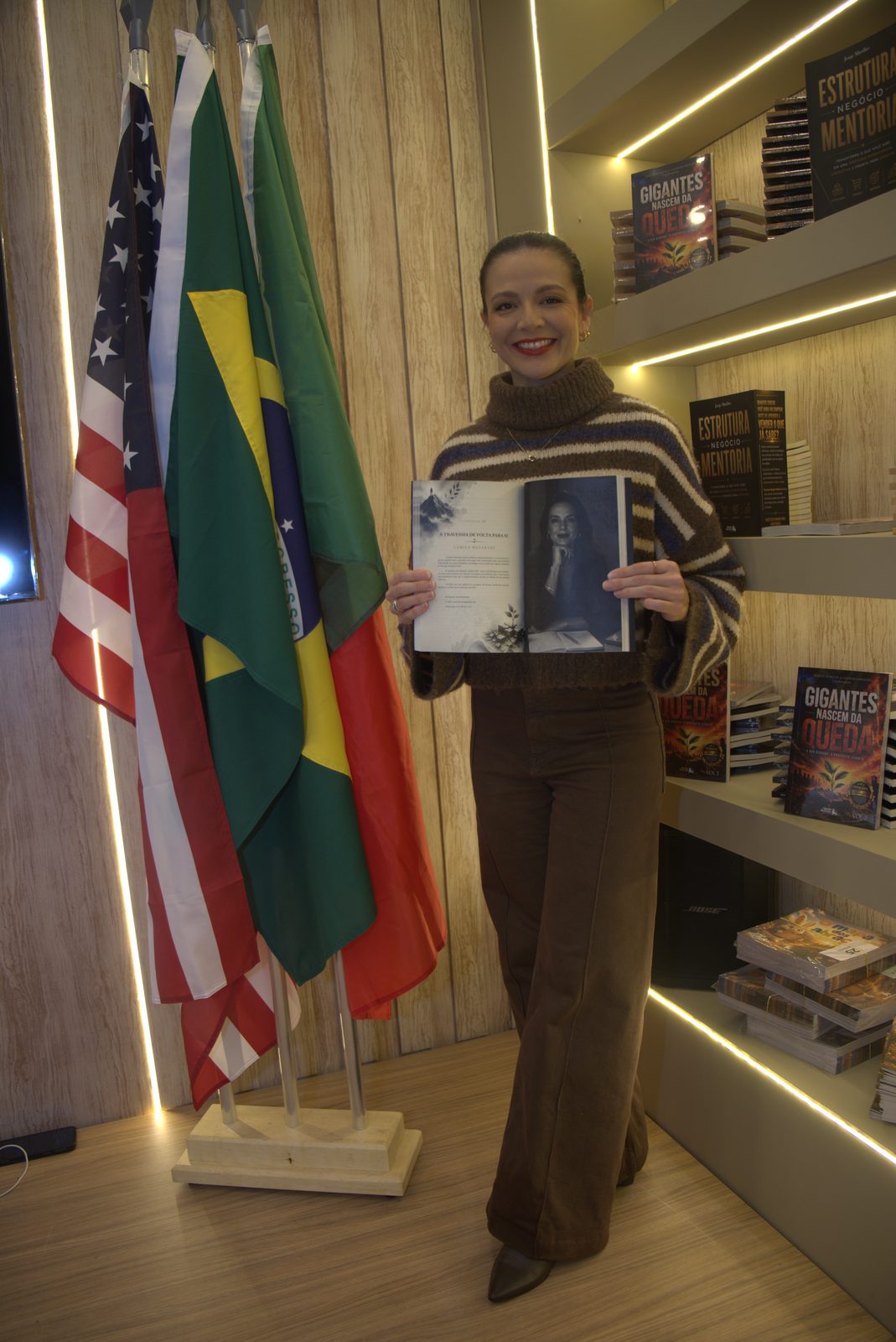 Autora com seu livro na Bienal