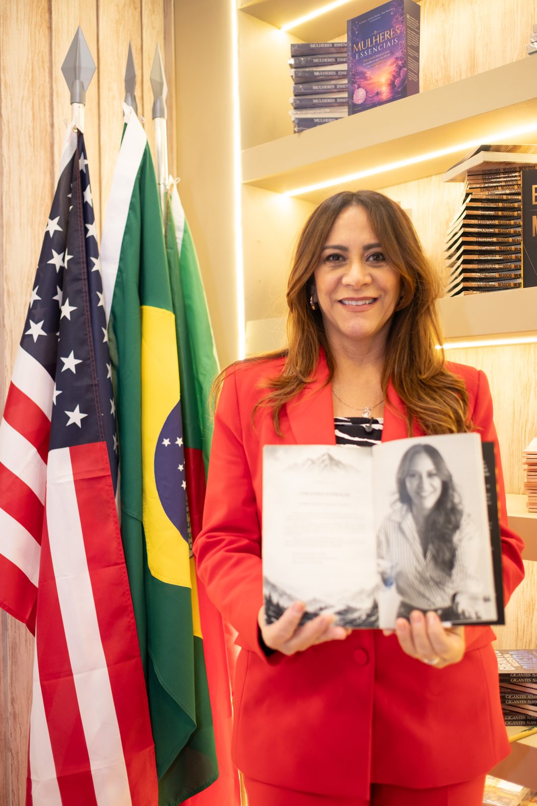 Autora com seu livro na Bienal
