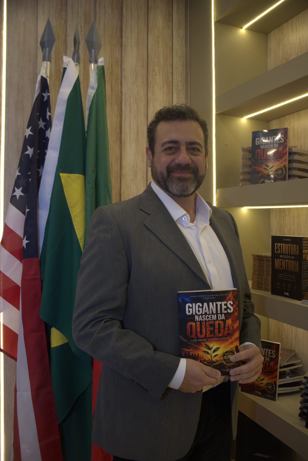 Autor com seu livro na Bienal