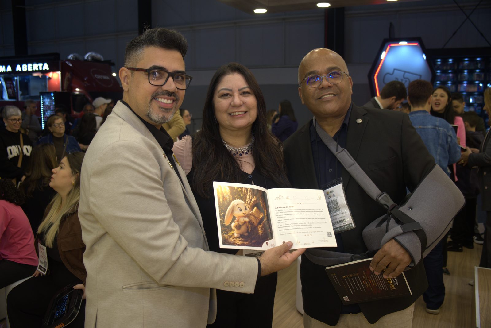 Grupo de autores com seu livro na Bienal