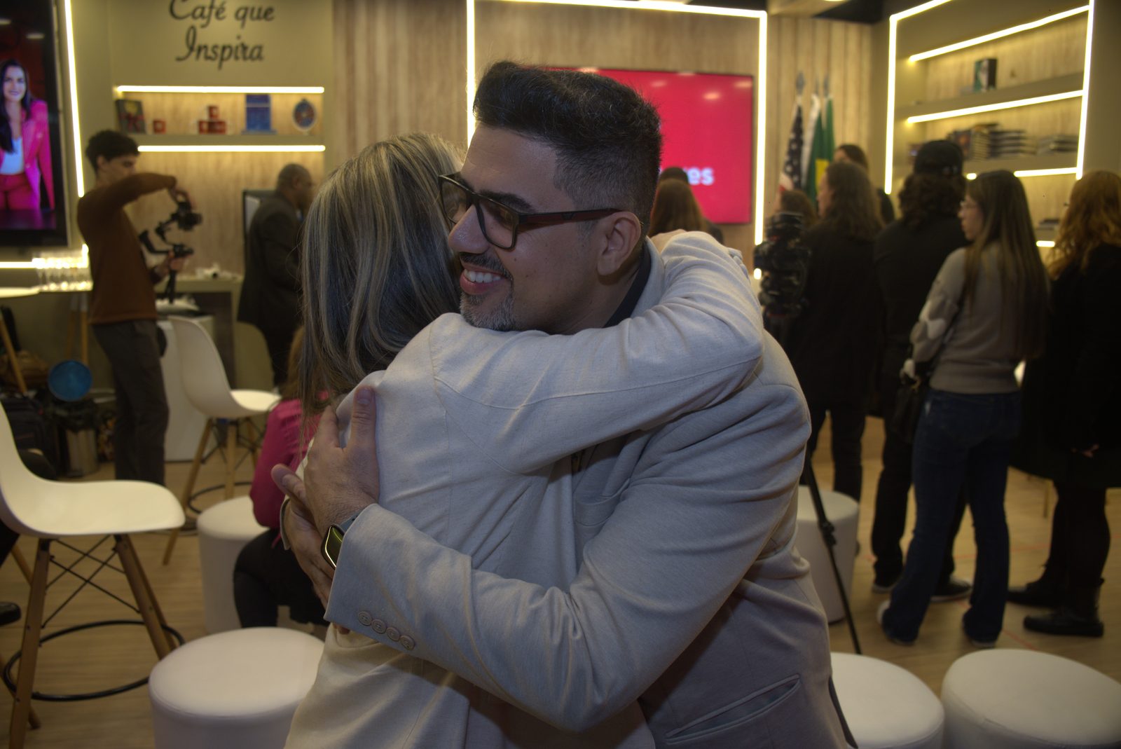 Autores se abraçando na Bienal