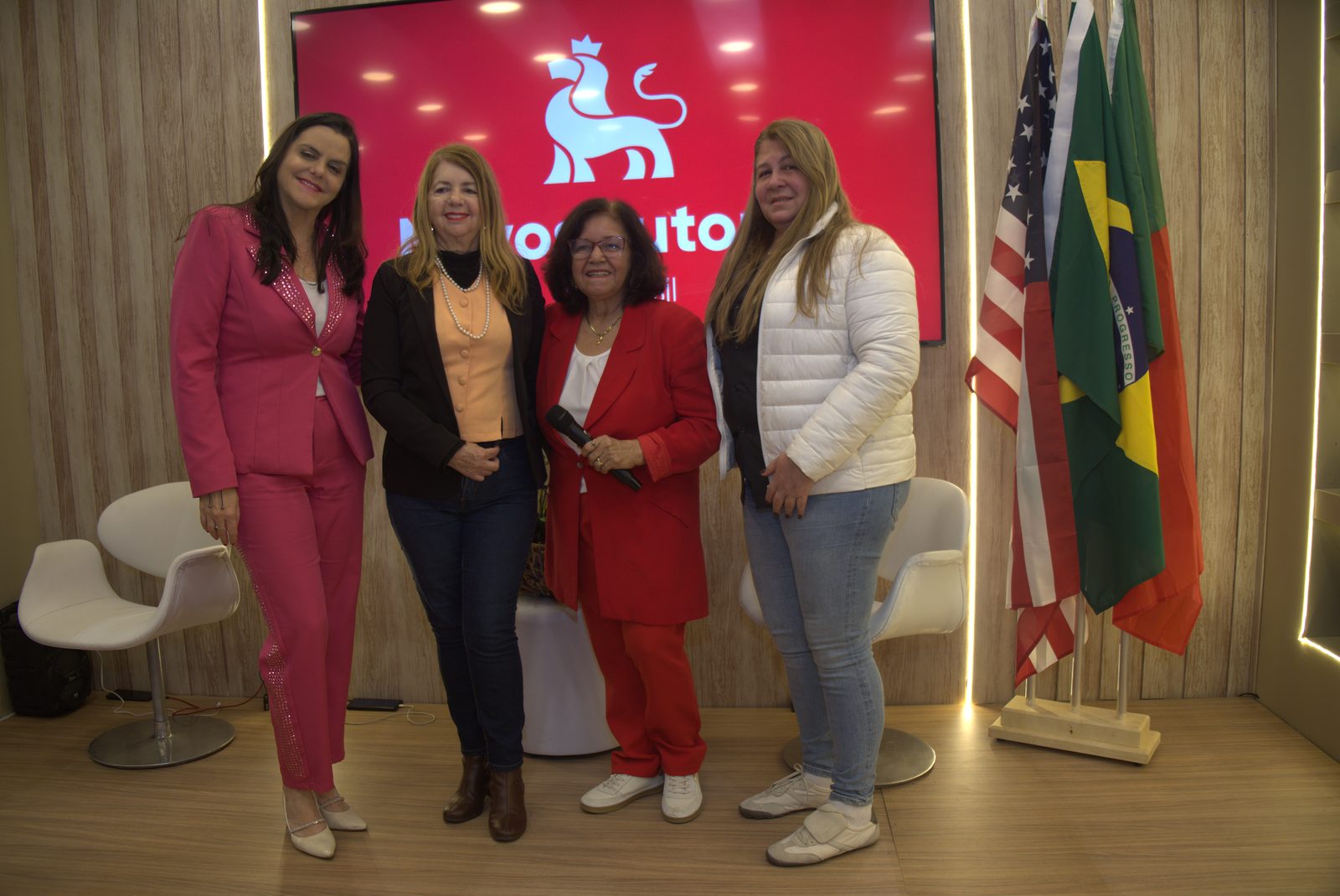 Autoras com seu livro na Bienal