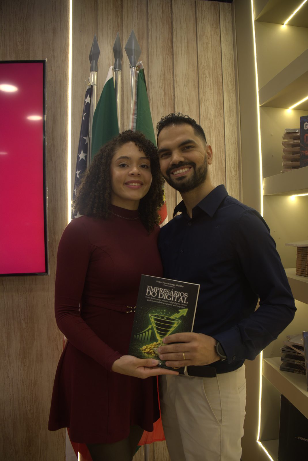 Autores com seu livro na Bienal