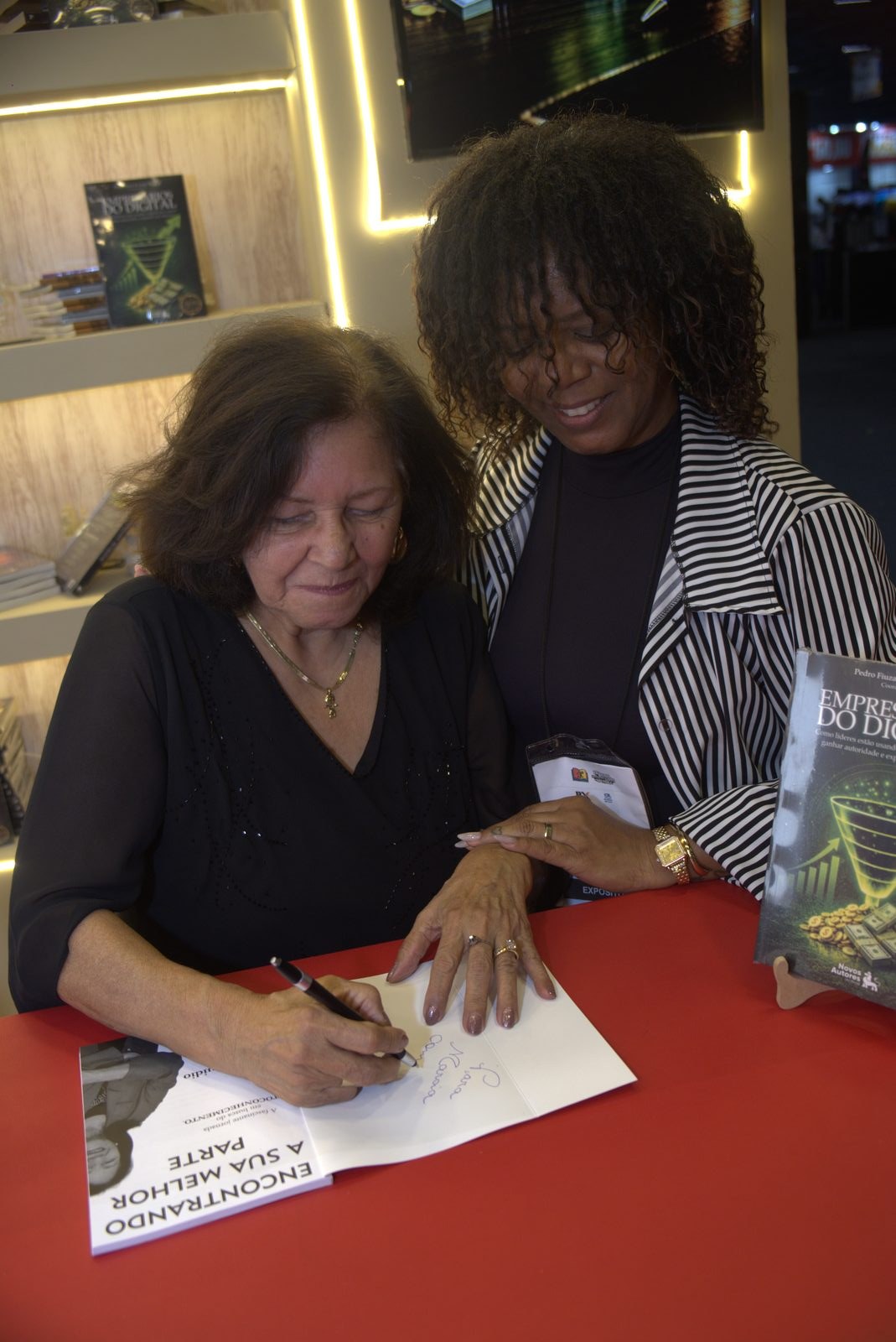 Emoção genuína entre autoras na Bienal