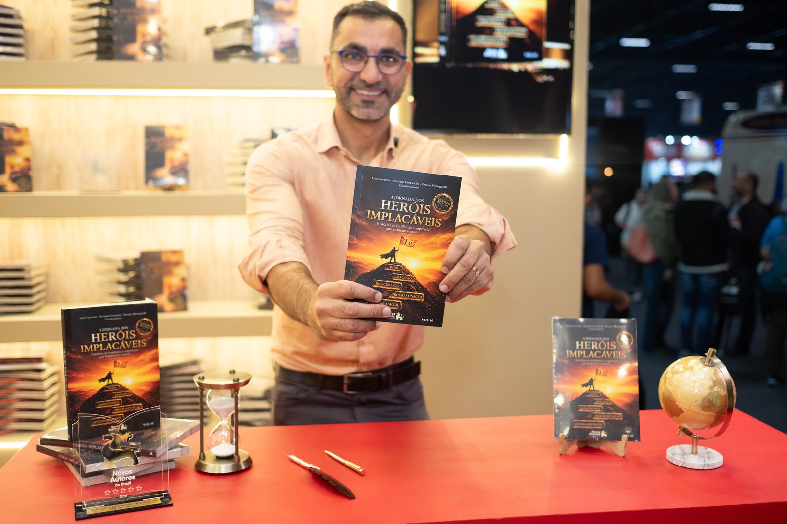 Autor com seu livro na Bienal