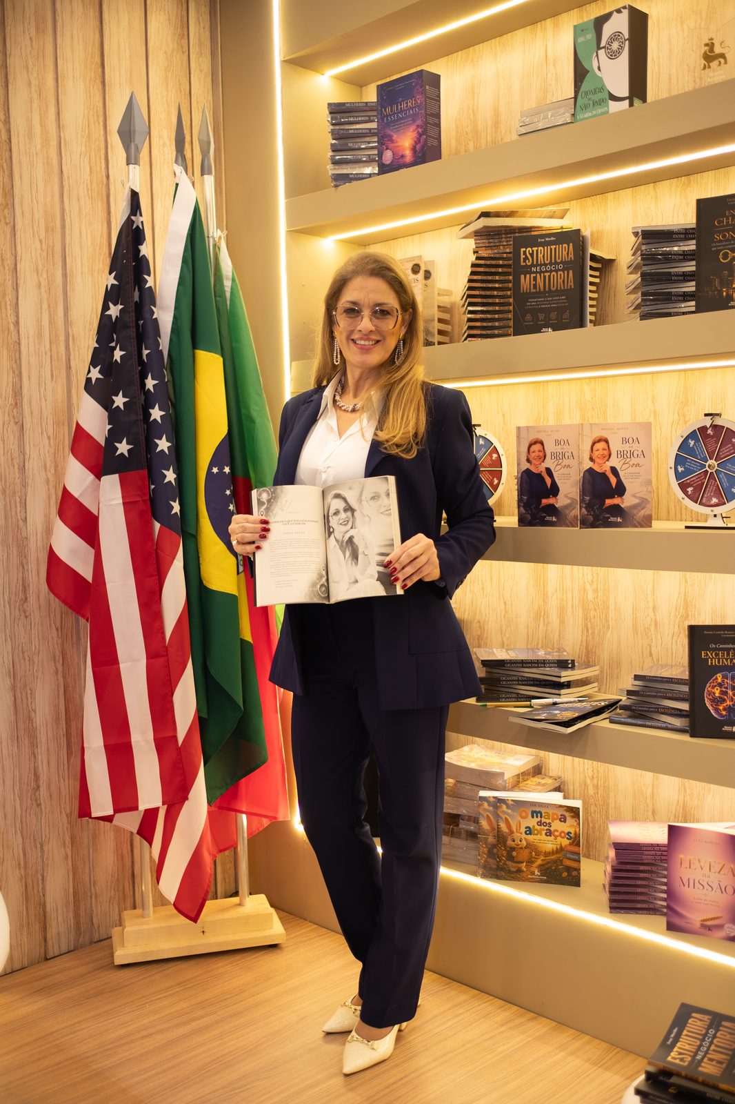 Autora no estande da Bienal