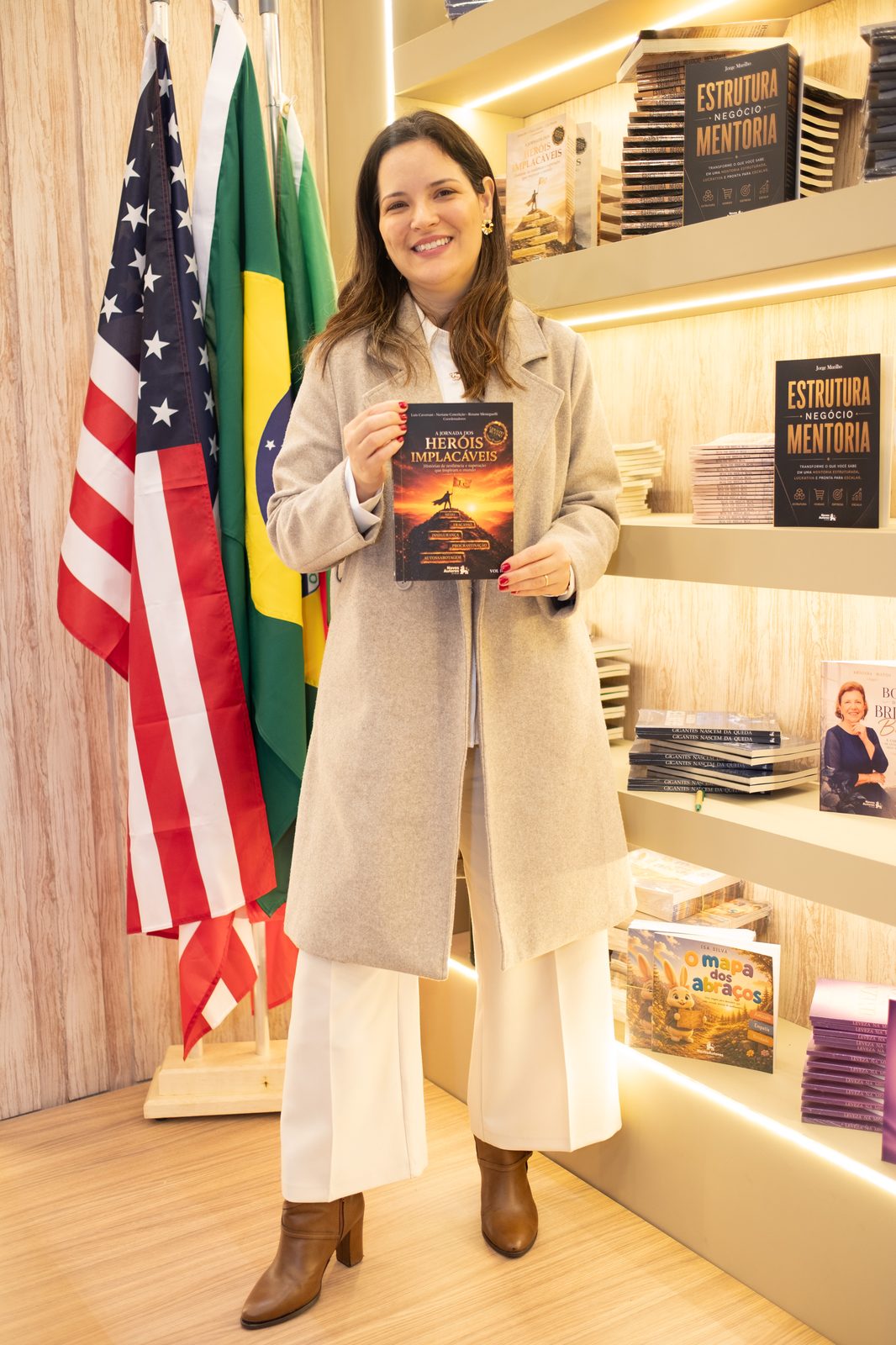 Autora com seu livro na Bienal
