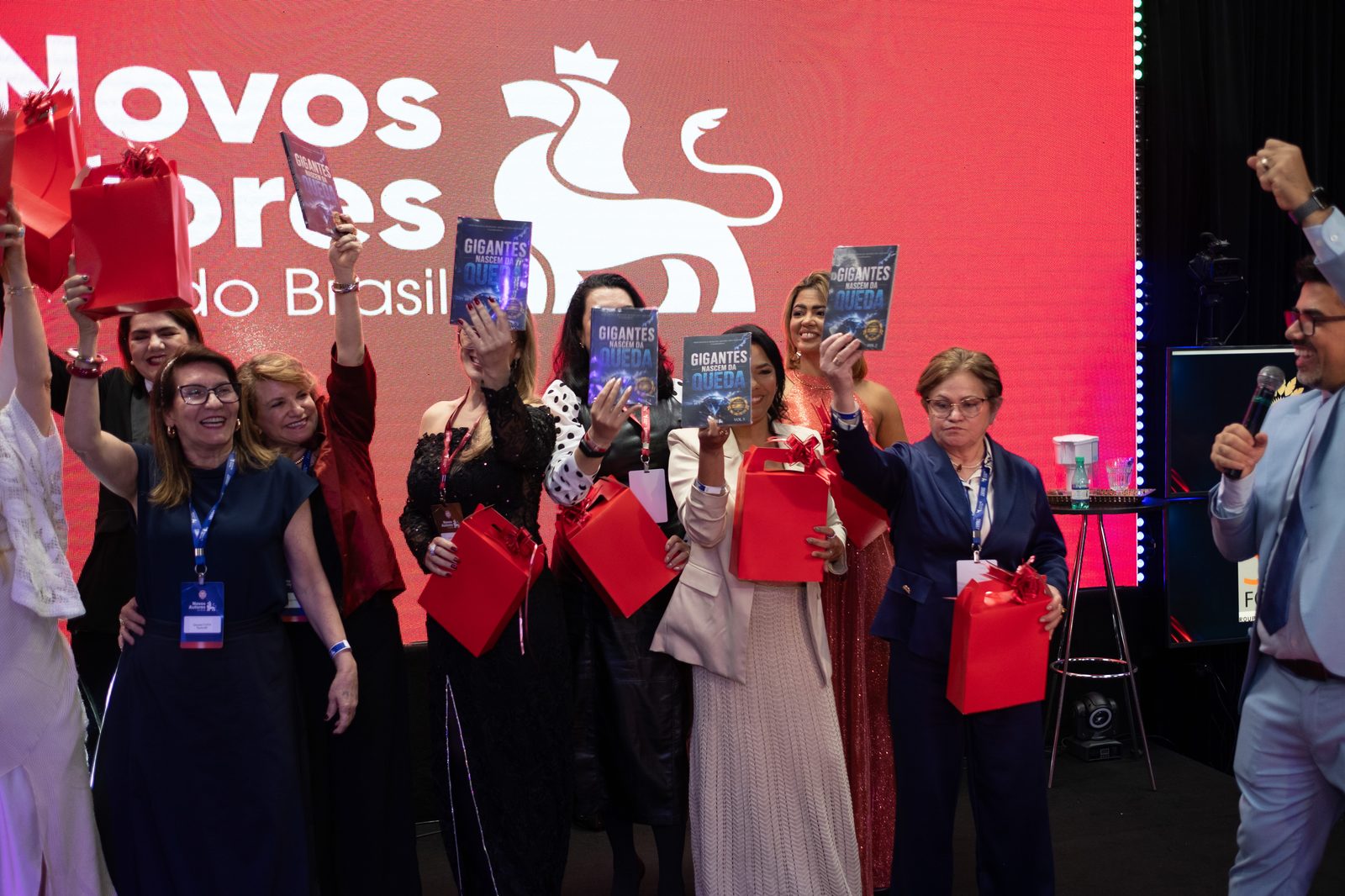 Autores comemorando com seu livro no palco da Gala NAB