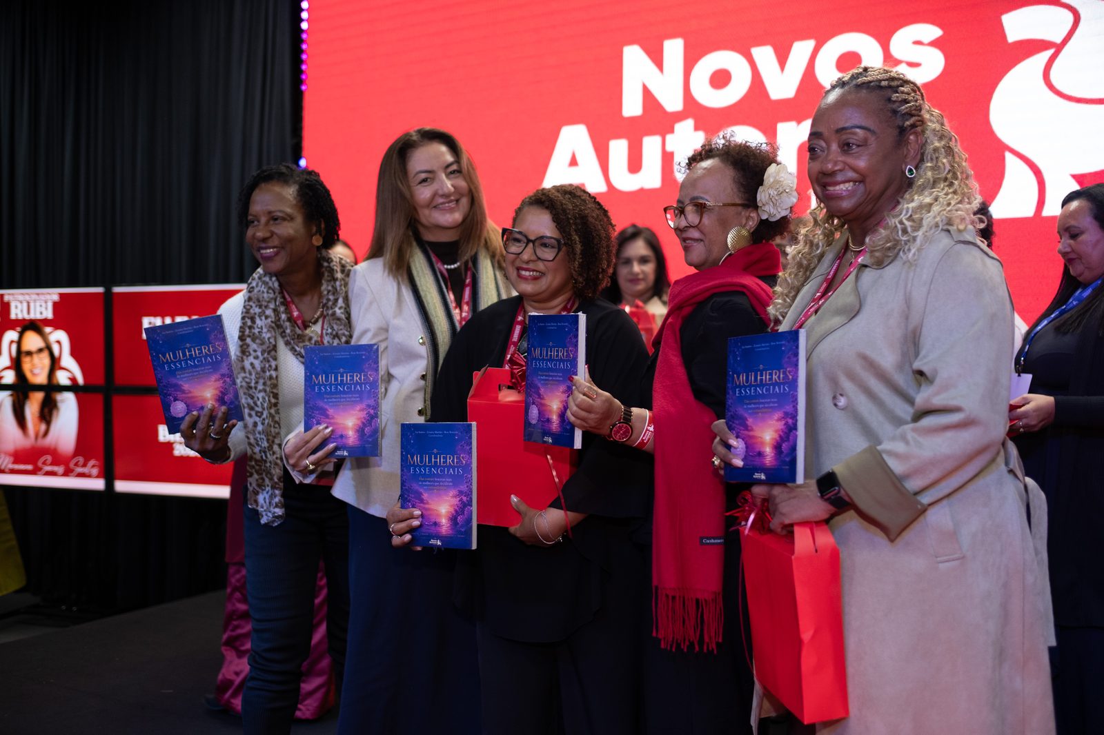 Grupo de autores com seu livro no palco da Gala NAB