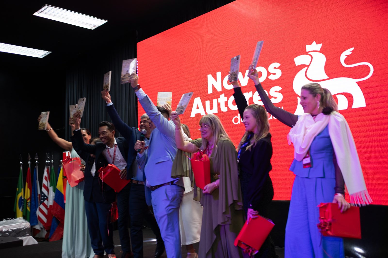 Autores comemorando no palco da Gala NAB