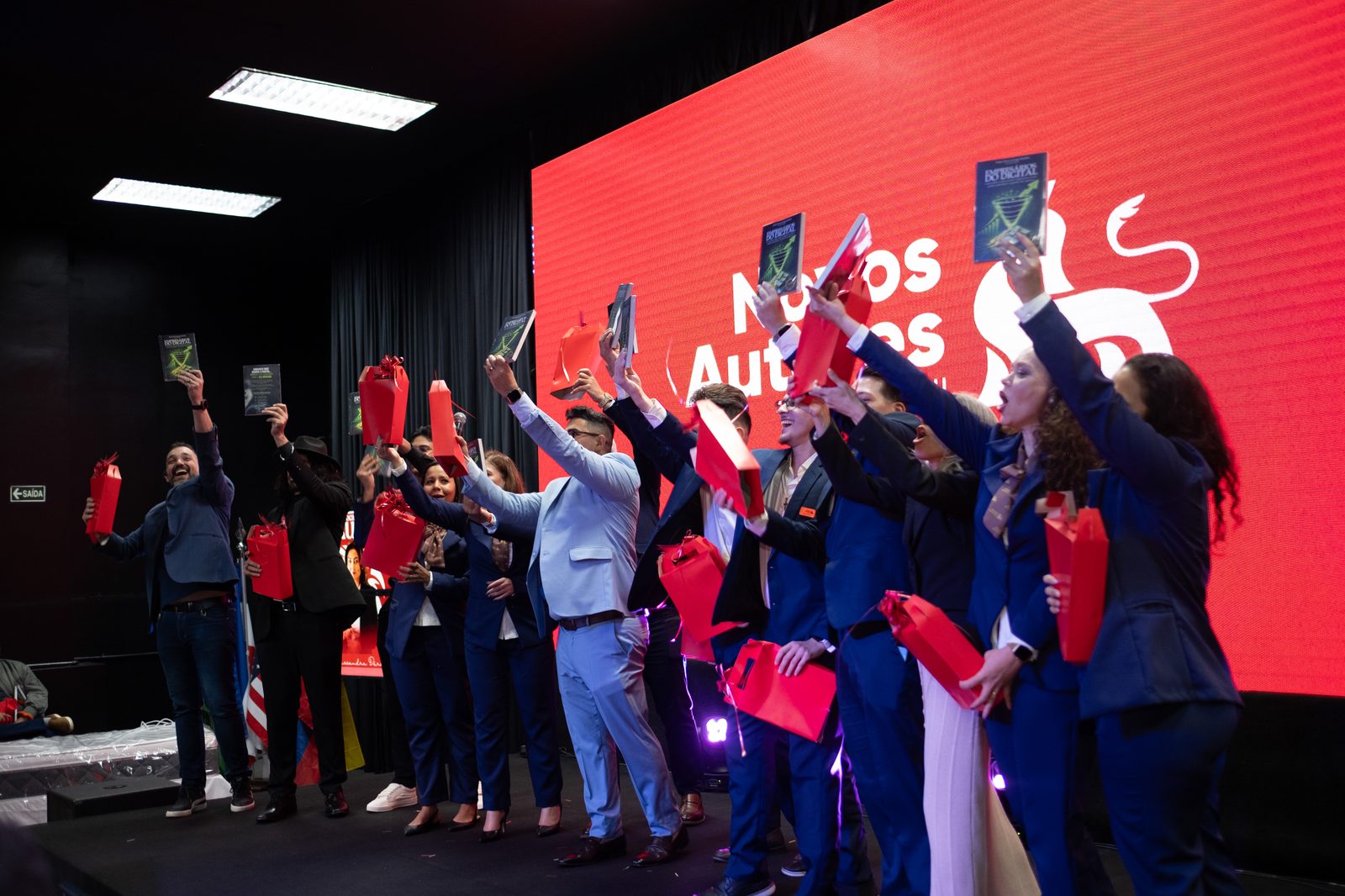 Autores comemorando no palco da Gala NAB