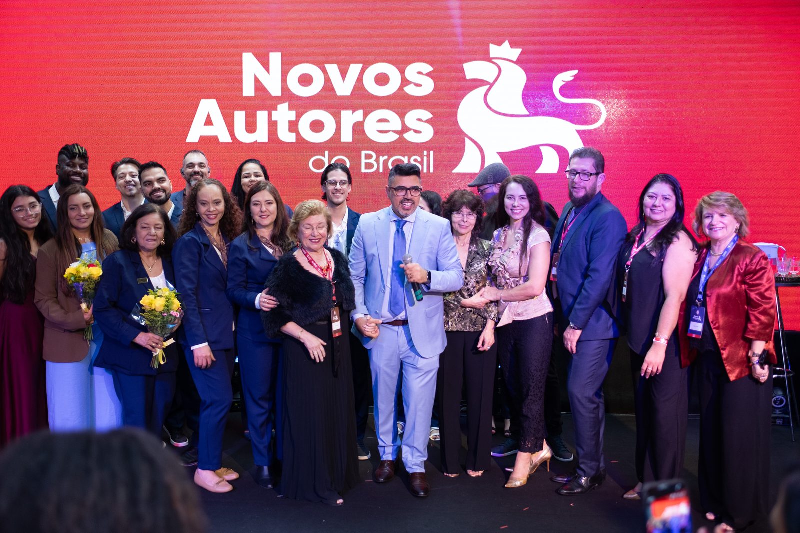 Grande grupo de autores no palco da Gala NAB