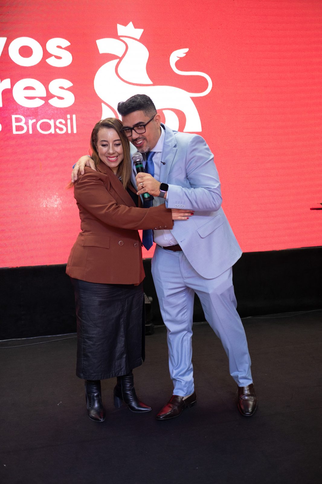 Autores se abraçando no palco da Gala NAB