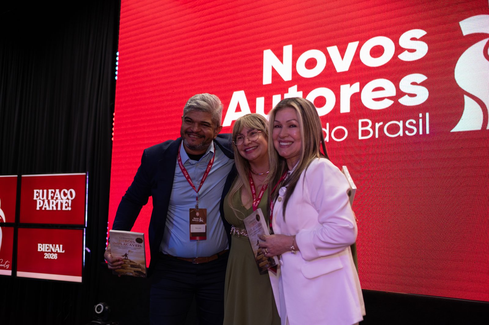 Autores com seu livro no palco da Gala NAB