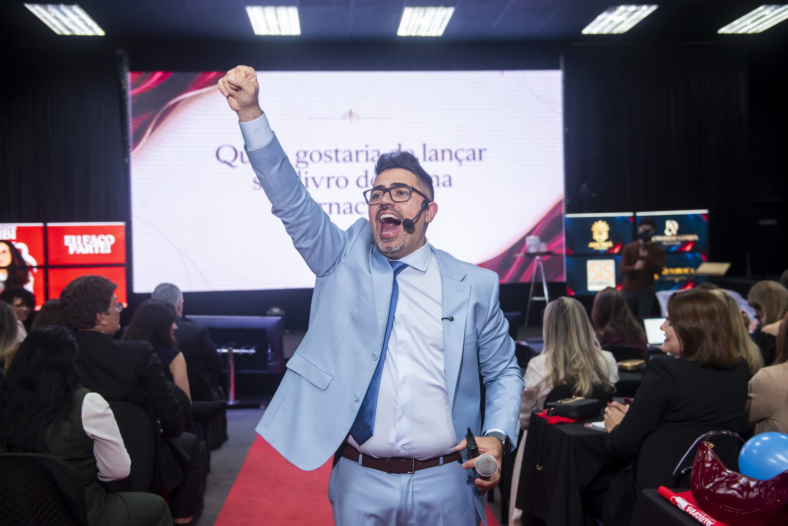 Autor comemorando no palco da Gala NAB