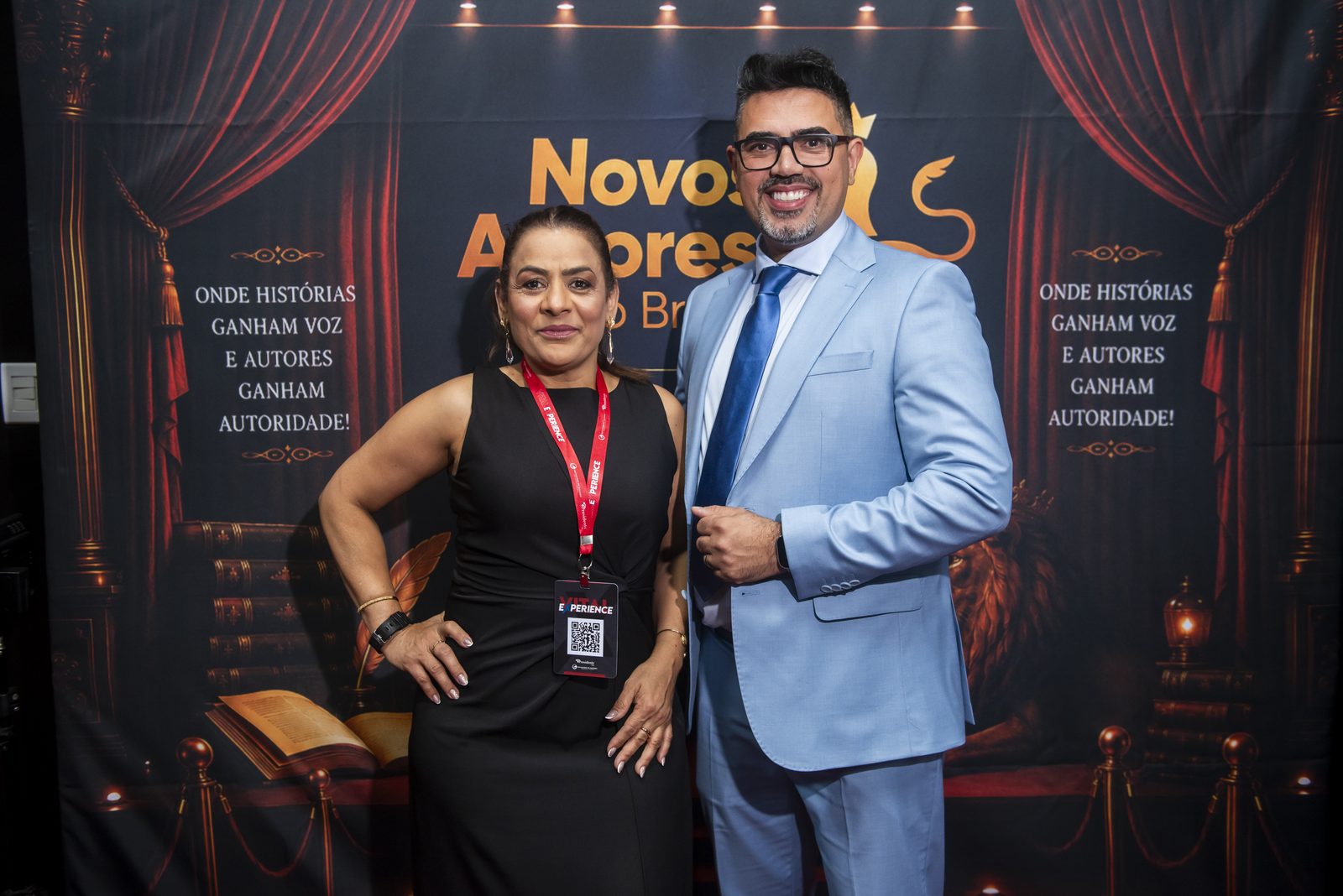 Casal de autores no palco da Gala NAB